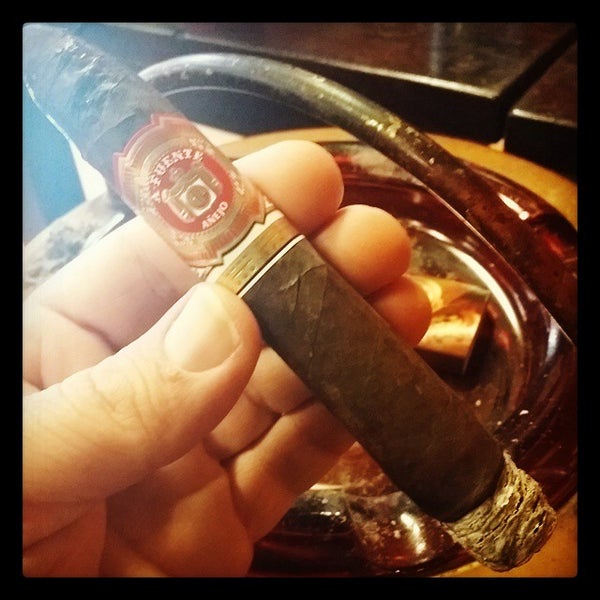 Foto diambil di La Casa Del Tabaco Cigar Lounge oleh William C. pada 12/26/2014