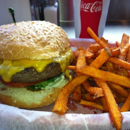 Das Foto wurde bei Pearl&#39;s Deluxe Burgers von Chris A. am 10/18/2012 aufgenommen