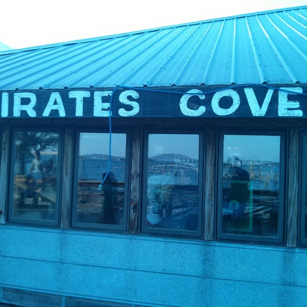 รูปภาพถ่ายที่ Pirate&#39;s Cove Marina &amp; Restaurant โดย Dean L. เมื่อ 3/29/2013