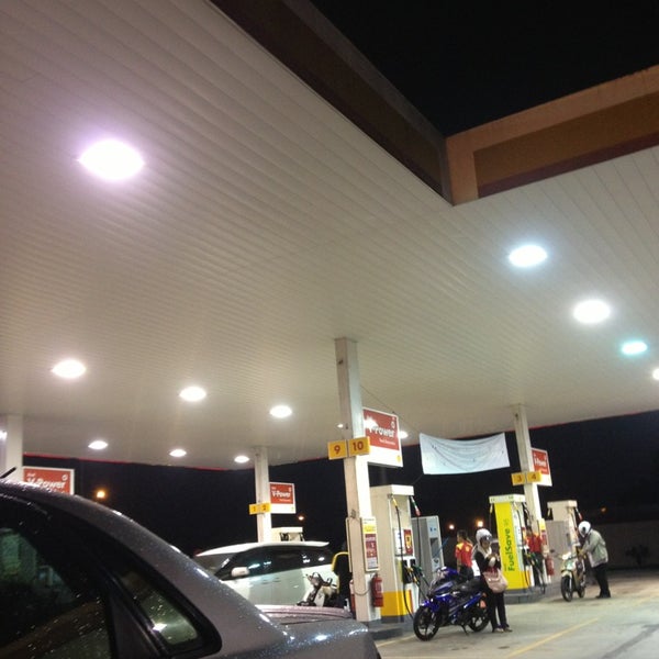 Foto tirada no(a) Shell Petrol Station por Nyonya C. em 1/11/2013