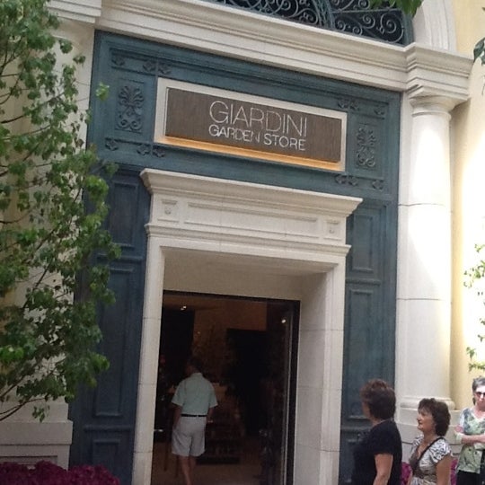 รูปภาพถ่ายที่ Giardini Garden Store โดย Efrat G. เมื่อ 10/4/2012