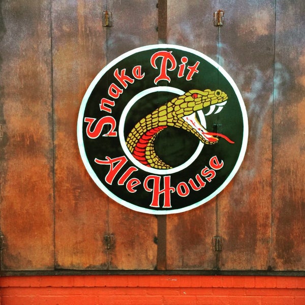 รูปภาพถ่ายที่ Snake Pit Alehouse Whiskey Bar &amp; Kitchen โดย Sebastien R. เมื่อ 8/6/2015