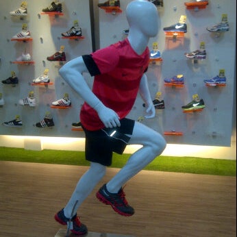 รูปภาพถ่ายที่ Abys Sports โดย Marcelino B. เมื่อ 12/13/2012