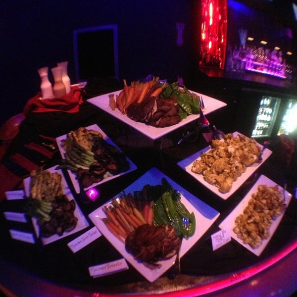 รูปภาพถ่ายที่ Fire and Ice Restaurant, Bar, &amp; Lounge โดย Aiden S. เมื่อ 2/22/2013