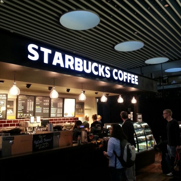 Foto tirada no(a) Starbucks por Kjeld H. em 6/14/2013