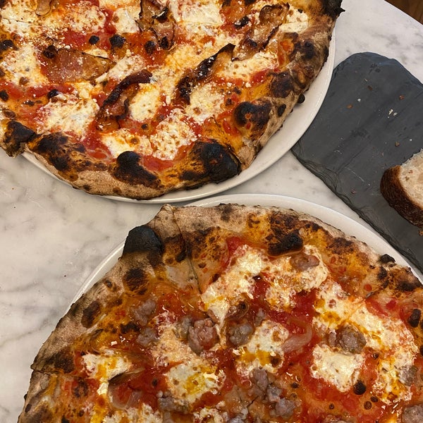 Foto diambil di Razza Pizza Artiginale oleh Breanne L. pada 8/13/2022