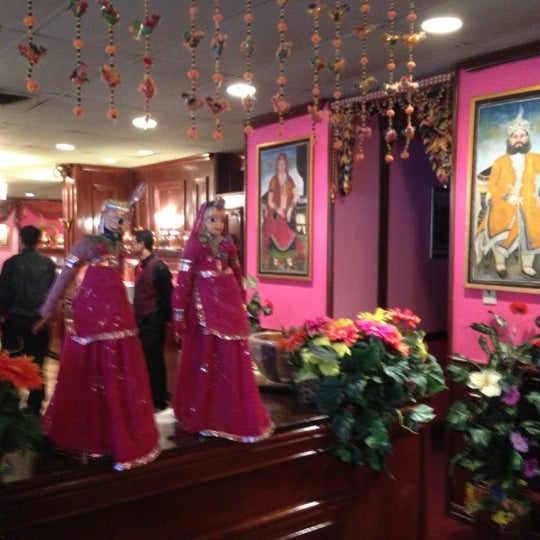 Photo taken at Jaipur Royal Indian Cuisine by Oğuz D. on 10/4/2012