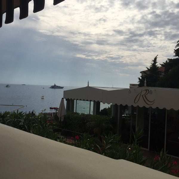 Foto scattata a Hotel Royal-Riviera da Selcan A. il 9/1/2015