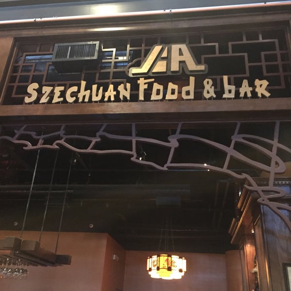Photo prise au 家 Jia Szechuan Food &amp; Bar par Deepa B. le4/10/2017