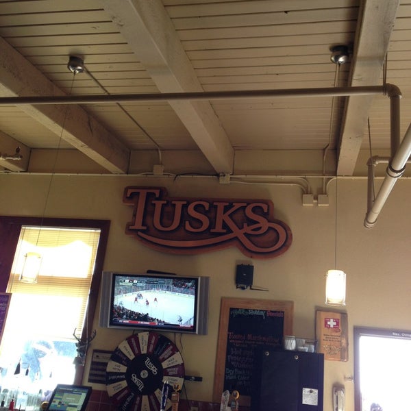 2/9/2013 tarihinde Joe G.ziyaretçi tarafından Tusks Bar'de çekilen fotoğraf