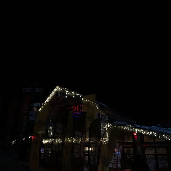 รูปภาพถ่ายที่ Grelka Apres Ski Bar โดย Katy M. เมื่อ 2/6/2018