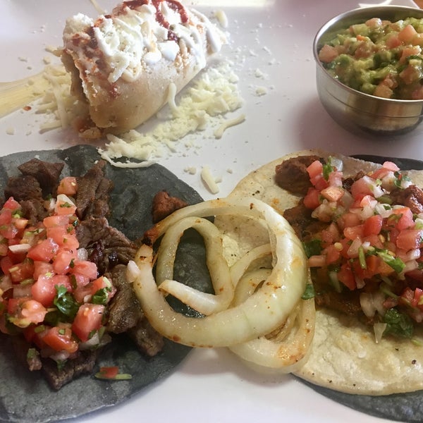 12/26/2017 tarihinde Kendall T.ziyaretçi tarafından El Catrin Mexican Cuisine'de çekilen fotoğraf