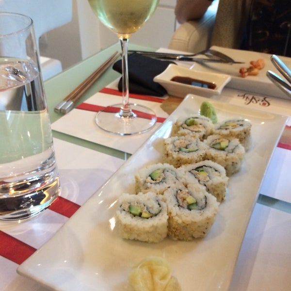 Foto scattata a Sushija da Penny Alabatzia il 5/17/2014
