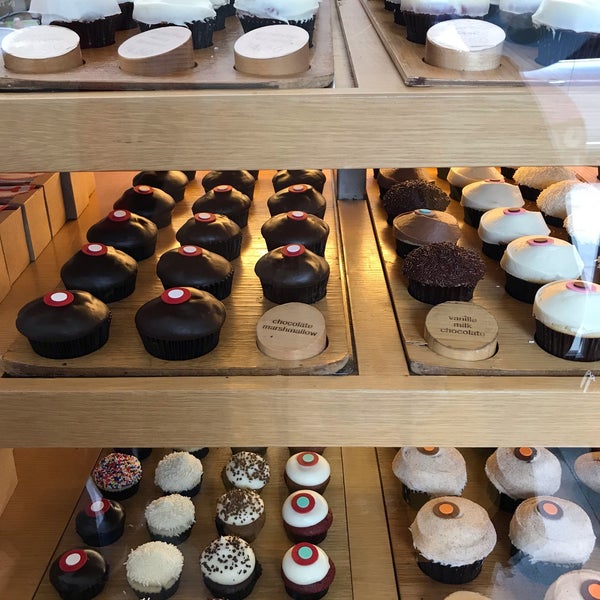 Photo taken at Sprinkles Beverly Hills Cupcakes by Pang L. on 4/7/2019