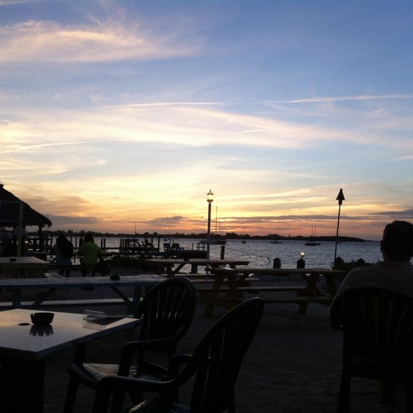 Das Foto wurde bei Bayside Sunset Bar, Key Largo von Jeff F. am 11/8/2013 aufgenommen