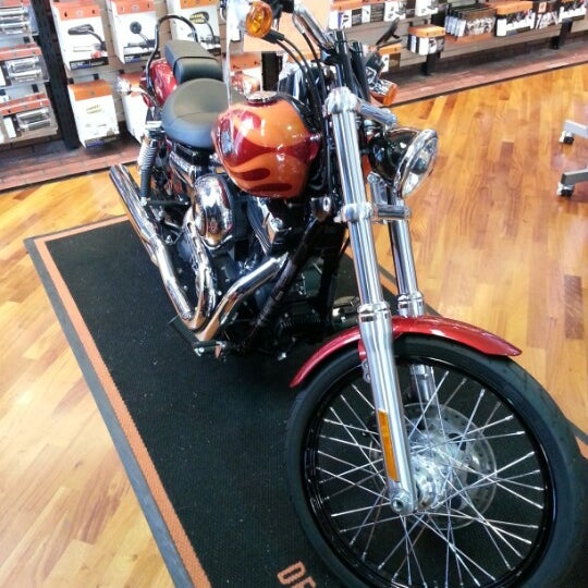 Foto tomada en Peterson&#39;s Harley-Davidson of Miami  por Luis C. el 10/27/2012