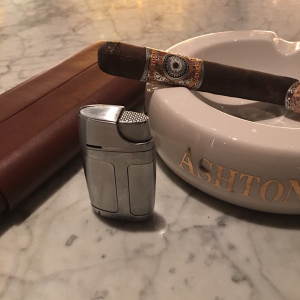 Foto tirada no(a) Ashton Cigar Bar por Keith B. em 10/7/2016
