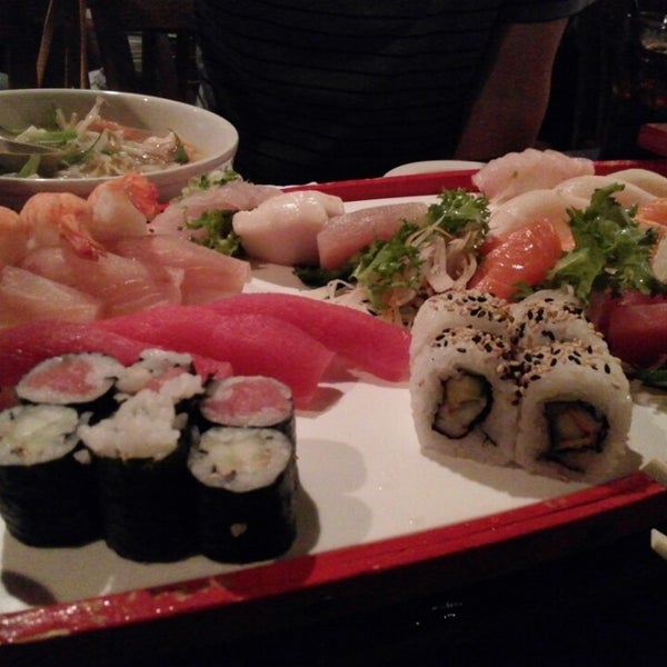Foto tomada en Tokyo Sushi Restaurant  por Andy N. el 10/18/2013