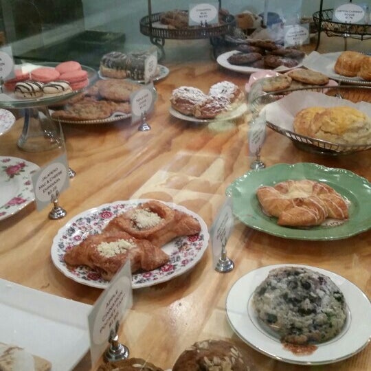 Foto scattata a Semi Sweet Bakery da Bubsy il 5/16/2015
