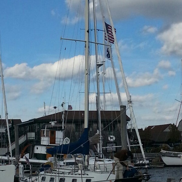 Foto tomada en Newport Yachting Center  por Tom K. el 10/26/2013