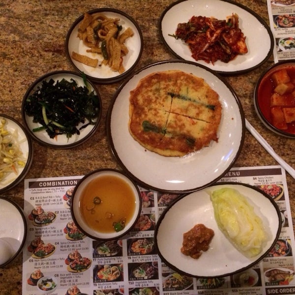 Снимок сделан в O. Tofu House Korean BBQ пользователем Jackie 2/19/2014