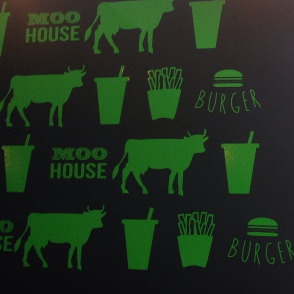 รูปภาพถ่ายที่ Moo House Burger โดย Lil&#39; Tita เมื่อ 10/2/2014