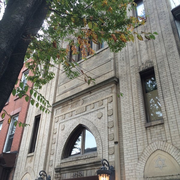 รูปภาพถ่ายที่ Deity Brooklyn Wedding Venue โดย Jeni J. เมื่อ 10/18/2014