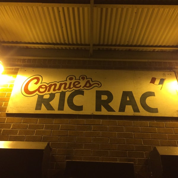 Photo prise au Connie&#39;s Ric Rac par Jeni J. le6/21/2015