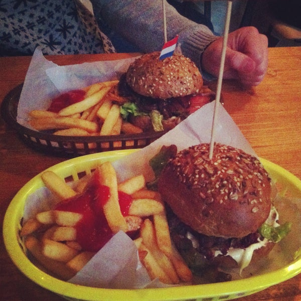 5/10/2013にTheaがRembrandt Burgerで撮った写真