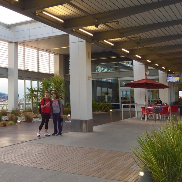 Foto tirada no(a) Long Beach Airport (LGB) por Hessah em 5/19/2016