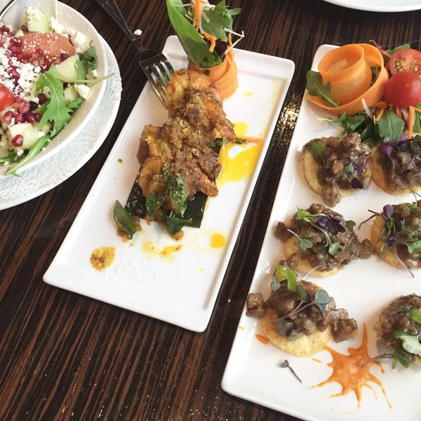 Foto scattata a Spice Affair Beverly Hills Indian Restaurant da Hessah il 9/13/2015