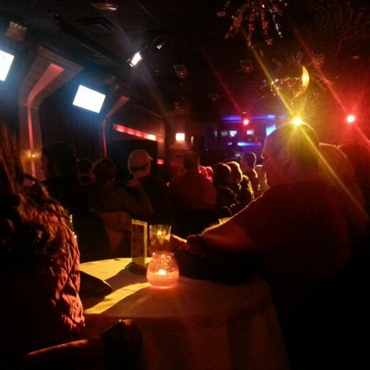 รูปภาพถ่ายที่ The Comedy Bar โดย Christina เมื่อ 12/29/2012