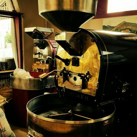 5/25/2016 tarihinde Bob B.ziyaretçi tarafından Caroline&#39;s Coffee Roasters'de çekilen fotoğraf