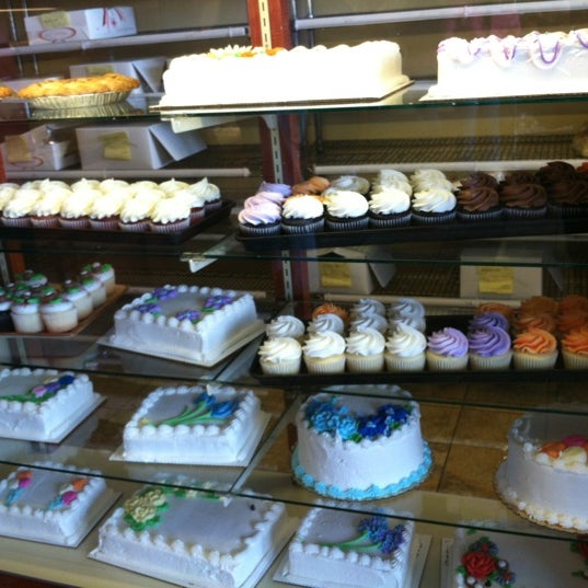 Foto tirada no(a) Resch&#39;s Bakery por Amy P. em 11/3/2012
