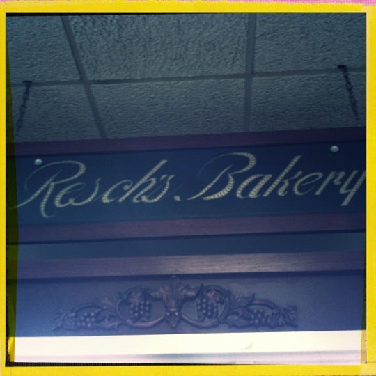 Foto tomada en Resch&#39;s Bakery  por Amy P. el 11/3/2012