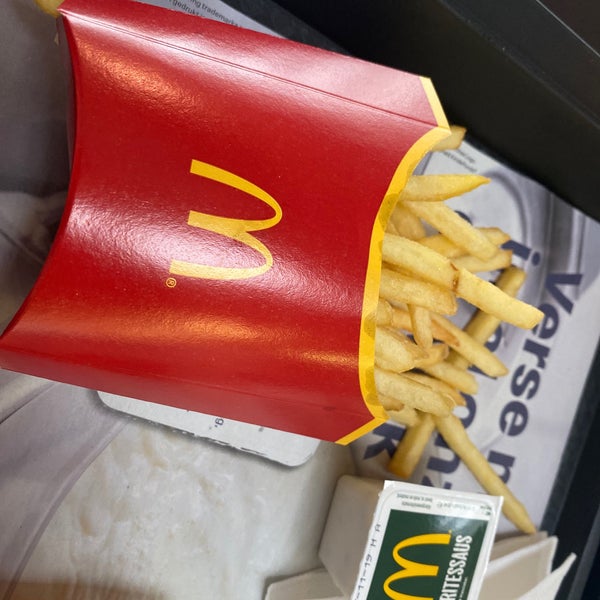 Foto diambil di McDonald&#39;s oleh Erick B. pada 9/26/2019