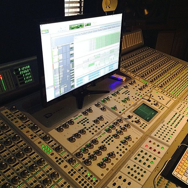 รูปภาพถ่ายที่ Quad Recording Studios โดย Djcia B. เมื่อ 7/12/2014