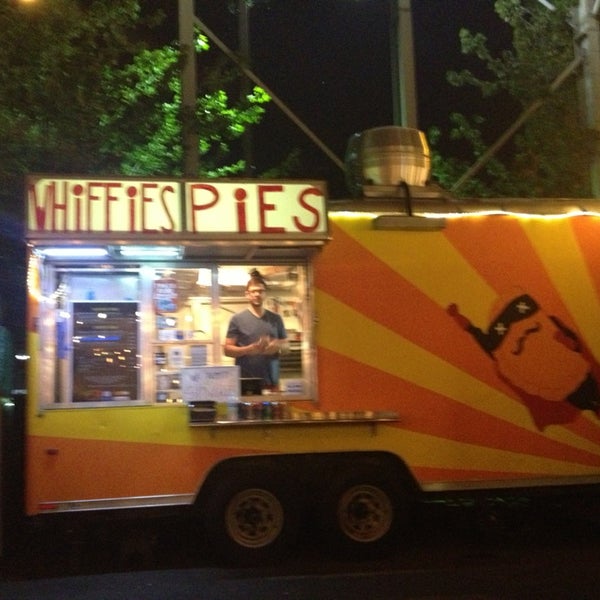 6/23/2013 tarihinde Oscar P.ziyaretçi tarafından Whiffies Fried Pies'de çekilen fotoğraf