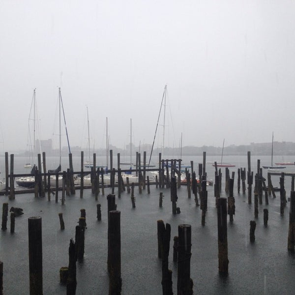 Das Foto wurde bei Boston Sailing Center von becky p. am 7/14/2014 aufgenommen