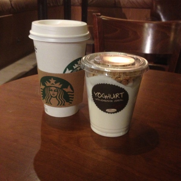 Foto diambil di Starbucks oleh Bert S. pada 6/5/2013
