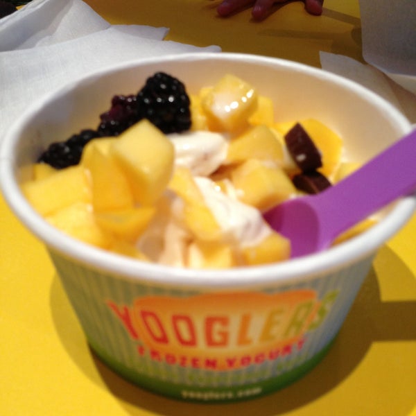 Снимок сделан в Yooglers Frozen Yogurt пользователем Marie F. 5/15/2013