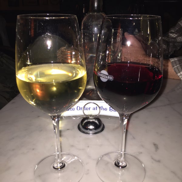 Photo prise au Vanguard Wine Bar par Marie F. le10/25/2015
