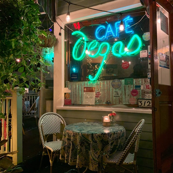 รูปภาพถ่ายที่ Cafe Degas โดย Marie F. เมื่อ 10/20/2019