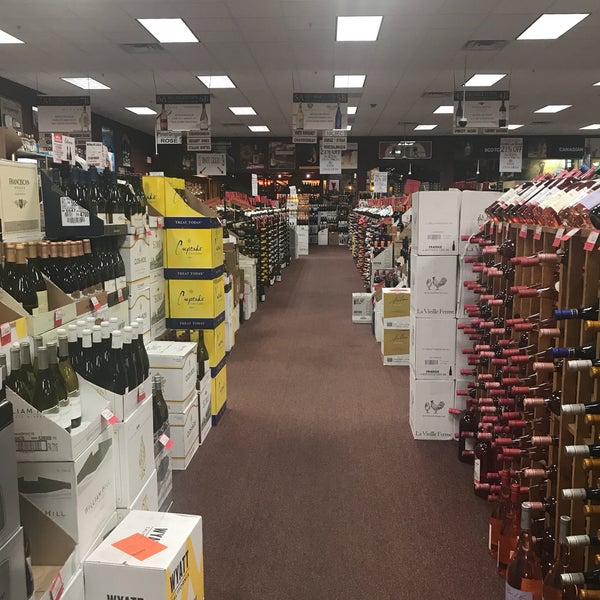 Das Foto wurde bei Georgetown Wines &amp; Spirits von Marie F. am 7/14/2018 aufgenommen