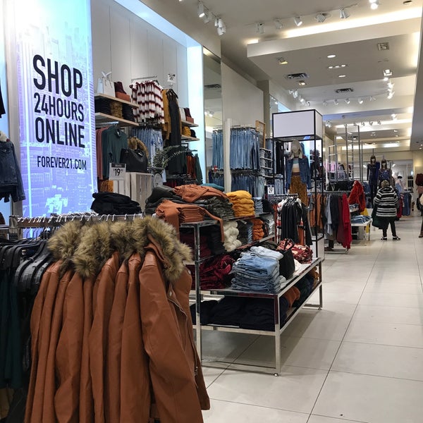 NEW YORK - 19 De Março De 2016: No Interior Da Forever 21, Em Nova Iorque. Forever  21 É Uma Cadeia Americana De Lojas De Moda Rápida, Com Sede Em Los Angeles.