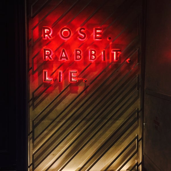 9/6/2017 tarihinde Christopher T.ziyaretçi tarafından Rose. Rabbit. Lie.'de çekilen fotoğraf