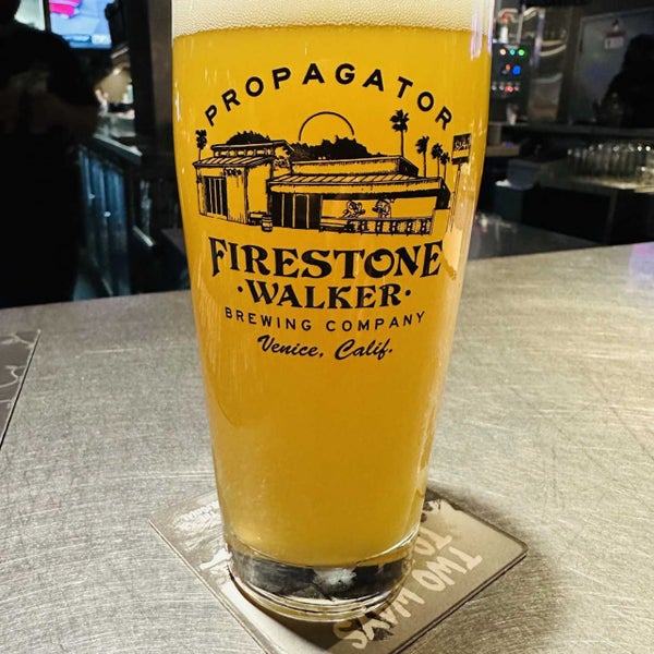 รูปภาพถ่ายที่ Firestone Walker Brewing Company - The Propagator โดย Christopher T. เมื่อ 12/6/2022