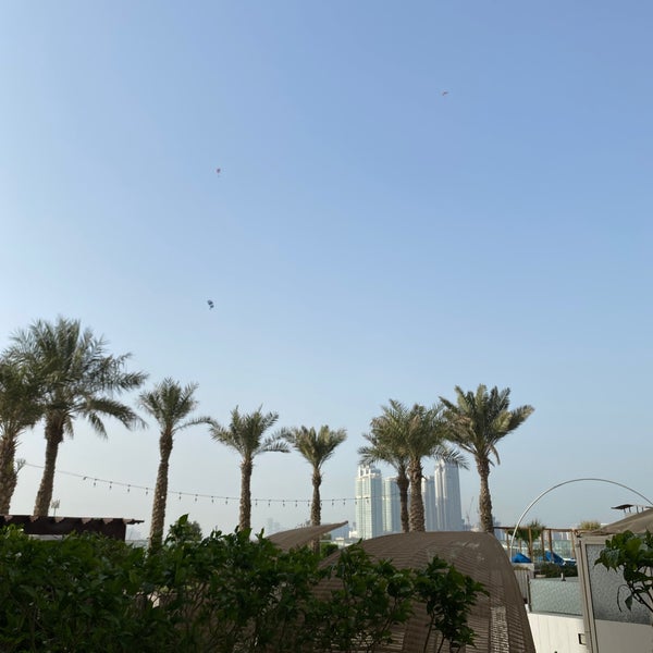 Foto diambil di Habtoor Grand Resort, Autograph Collection oleh Abdulaziz . pada 3/25/2022