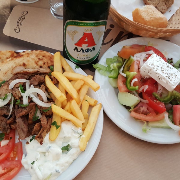 Good and cheap daily dish with gyros, greek salad and a nice view from the balkony - strongly recommended!
