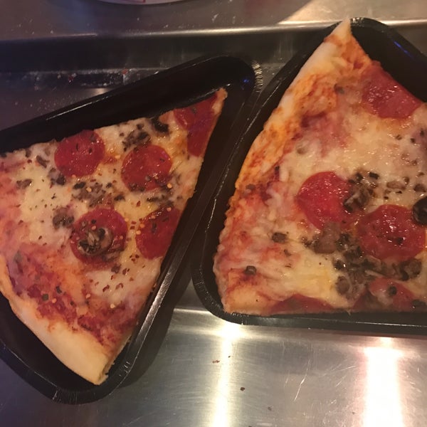 10/11/2016 tarihinde Michael D.ziyaretçi tarafından New York Pizzeria'de çekilen fotoğraf